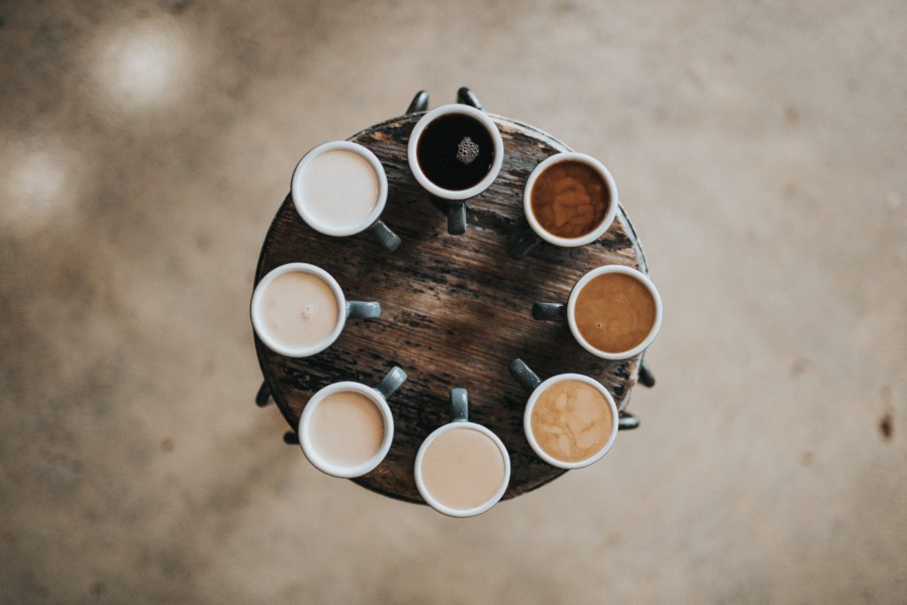 ogromny wybór kaw na stole symbolizujący trud podejmowania decyzji